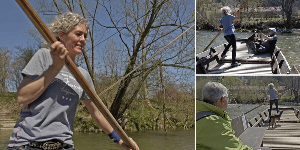 Filmaufnahmen auf einem Holzboot auf einem Fluss